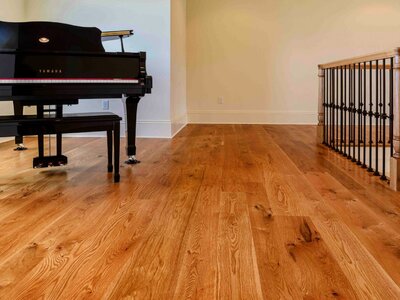 Live Sawn White Oak Flooring w/Golden Oak Satin Urethane